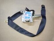 Ремень безопасности Toyota Camry 70 XV70 OEM 73220-47221-C7 на фоне верстака