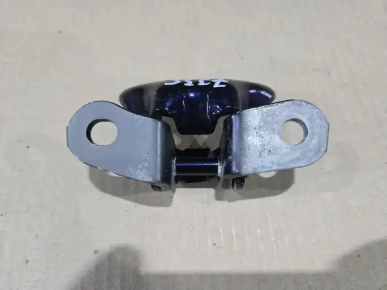 Нижняя петля Toyota RAV4 50 front lev — проверка магнитом