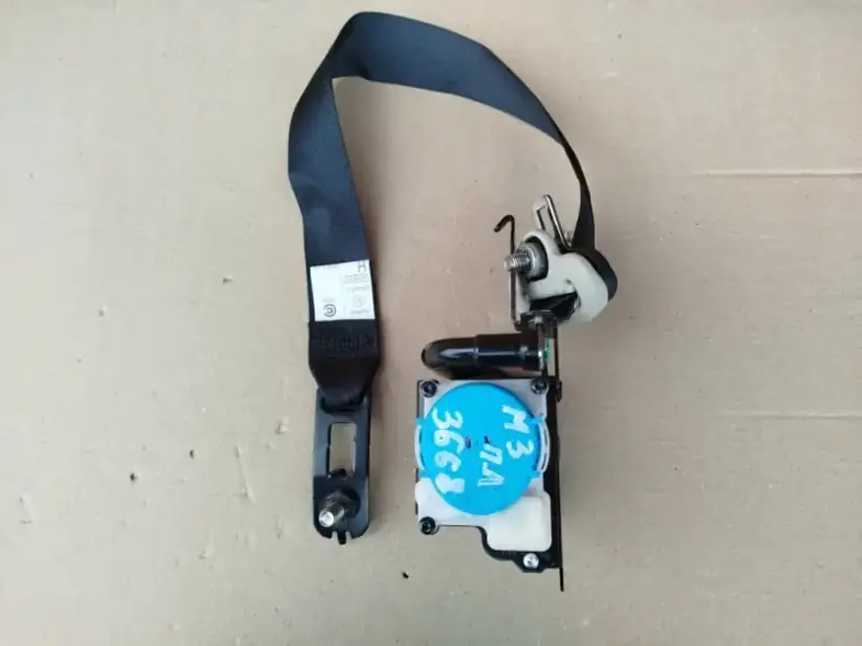 Крепление и пряжка BHS257L90A Mazda 3 - состояние отличное