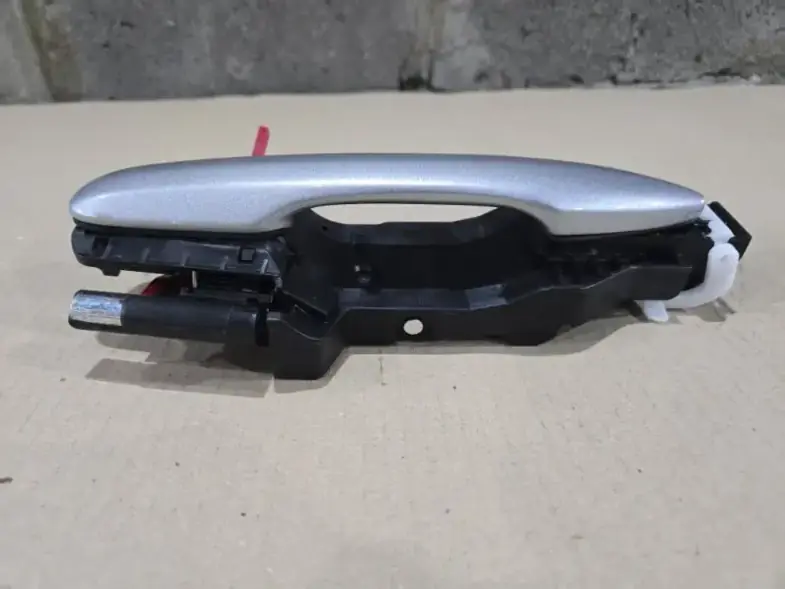 Задняя левая ручка двери Toyota Corolla E210 69210-02440