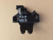 Замок багажника Toyota Corolla E210 2018- 64600-02071 на проверке, крупный план