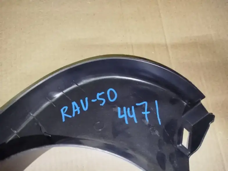 Обшивка багажника Тойота Рав4 50 XA50 вид на основную панель