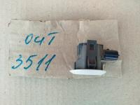 Б/у задний датчик парковки Mitsubishi Outlander 3 GF 2013-2023 OEM 8651A253BA на сером фоне