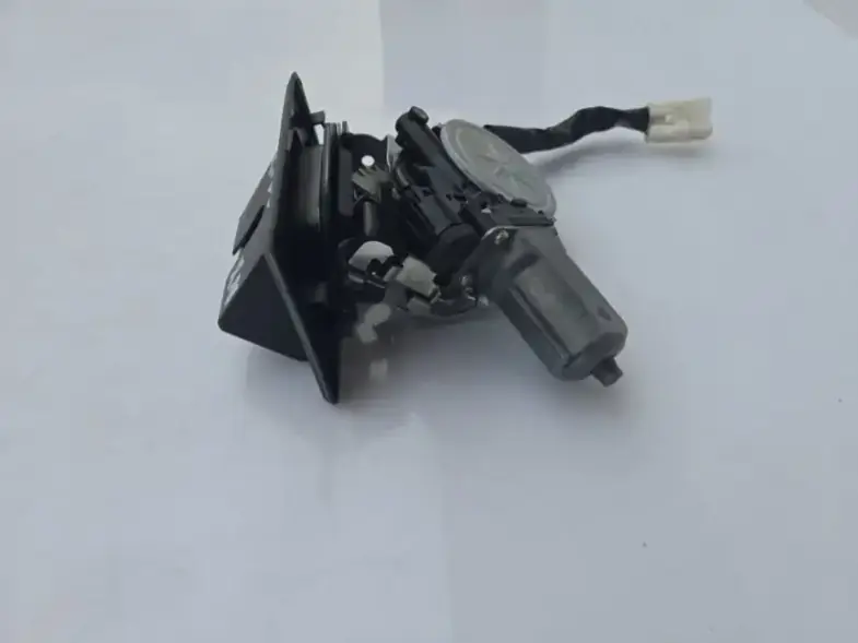 Лицевая сторона замка багажника Lexus NX AYZ10L OEM 69350-78010