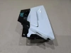 Рука механика проверяет защелку на ручке Toyota C-HR 69070-F4020