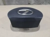 /upload/iblock/b72/8ibc5oc5rce7qt2zy225rvtf2e680lap.webp: Общий вид подушки безопасности руля Lexus NX 2015 с установочными элементами